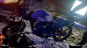 Motocicleta se incendia tras choque en Natalio