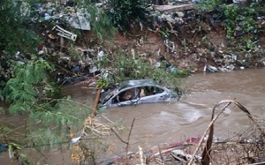 Raudal arrastra automóvil en Luque y hay una fallecida y otra desaparecida