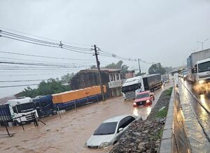 Caos en Limpio: Conductores resignados por culpa de caminos inundados