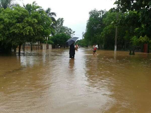 Limpio: arroyos desbordados, caminos intransitables y gente atrapada por lluvias - Policiales - ABC Color