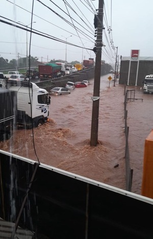 Desborde de arroyo deja viviendas y calles inundadas en Limpio - trece