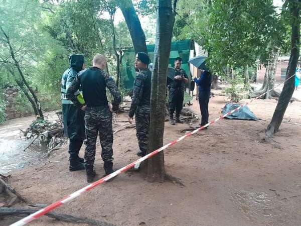 Fatal raudal en Luque: gran caudal del arroyo dificulta búsqueda de desaparecida - Policiales - ABC Color