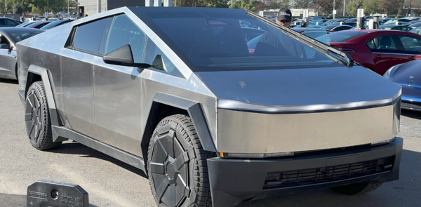 Tesla llevar谩 a revisi贸n 3.878 camionetas Cybertruck por un defecto en su acelerador - Revista PLUS