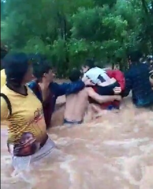 ¡Desesperante!: Pobladores salvan a niños a causa de inundación