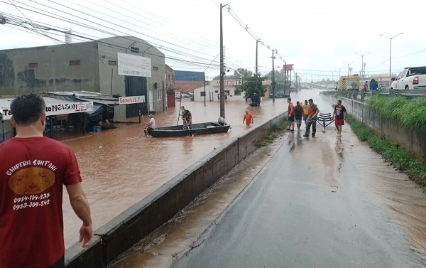 Intensas lluvias causan inundaciones y caos en Limpio