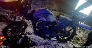 Diario HOY | Motocicleta se incendia tras sufrir aparatoso choque con un automóvil