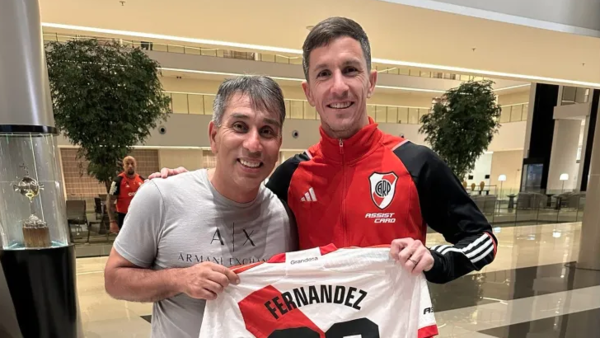 Versus / Nelson "Pipino" Cuevas visitó al plantel de River y se llevó un "premio"