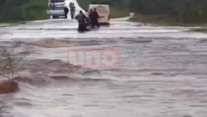 Todo se inunda: Arroyo se desbordó y cerró ruta en Caaguazú