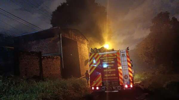 Se incendia depósito donde funcionaba sistema de criptominería en Ciudad del Este - ABC en el Este - ABC Color