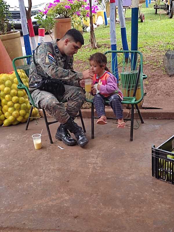 Viral: Agente policial del Grupo Puma invitó desayuno a una niña - Radio Imperio 106.7 FM