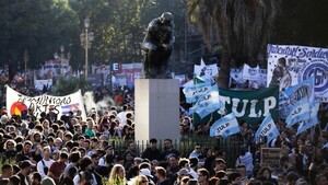 Masivas manifestaciones en defensa de la universidad pública