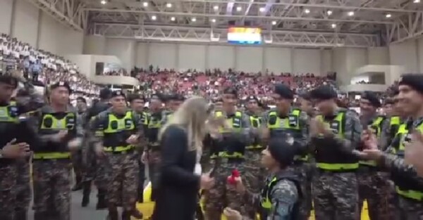 (VIDEO). ¡Lince enamorado le pidió casorio a la novia en su graduación!