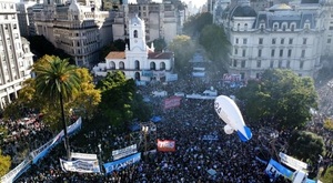 Multitud en Argentina protesta contra recortes a la educación superior