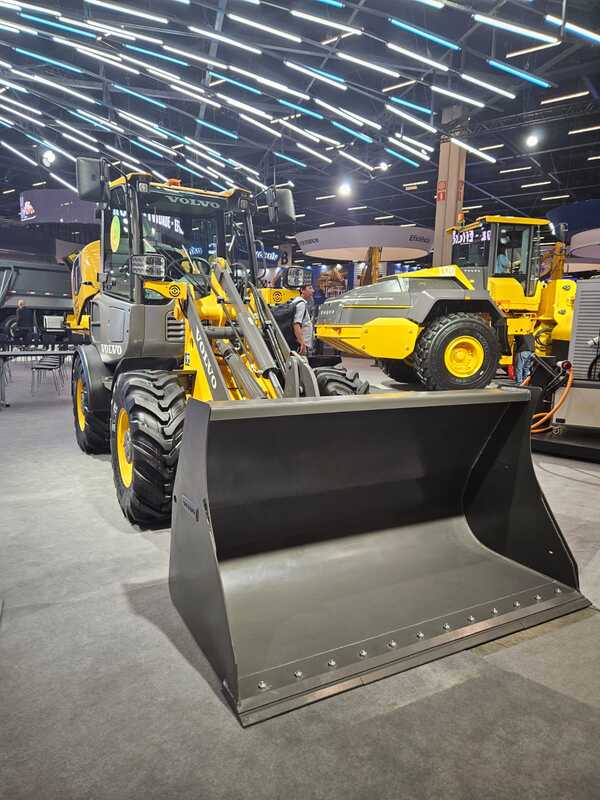Volvo CE realizó el lanzamiento de máquinas eléctricas en Brasil - Amigo Camionero