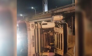 Tractocamión vuelca en el kilómetro 4 de Ciudad del Este