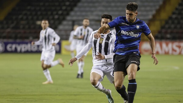 Huachipato no pasa del empate ante The Strongest pero sigue líder