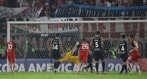 Versus / Libertad se cae sobre el final ante River y complica sus chances en la Libertadores