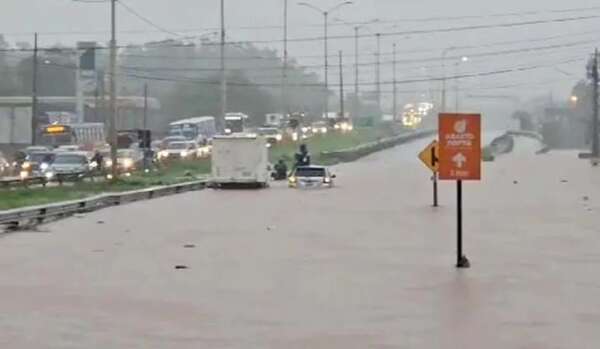 Lluvia torrencial desbordó arroyos, inundó casas y dejó gente atrapada - Economía - ABC Color