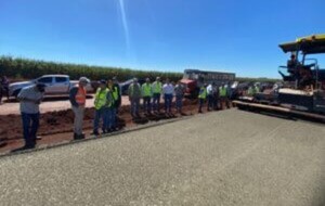 Con un 7,6% de avance por encima del cronograma oficial se encuentran las obras de pavimentación de la ruta PY21, en uno de los frentes que corresponde al Lote 1, en la zona del cruce Itakyry y se extiende 27 kms hasta la ciudad de Mbaracayú, lo cual sign