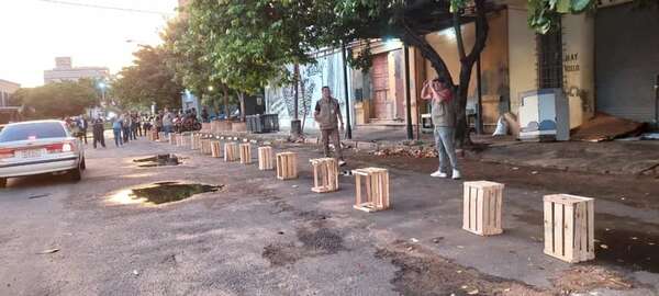 Operativo “anticuidacoches”: Municipalidad retira cajas para despejar las calles - Nacionales - ABC Color