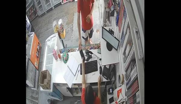 [VIDEO] ¡Madre hay una sola! Vio en redes que su hijo asaltó una despensa y lo entregó a la Policía