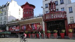 El Moulin Rouge, símbolo de París, amanece sin aspas por primera vez en 135 años