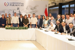 Gobernador de Caaguazú estuvo presente en la firma del decreto que reglamenta Ley Hambre Cero - Noticiero Paraguay