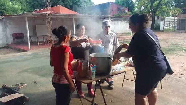 Fundación brinda desayuno a damnificados por lluvias en Limpio