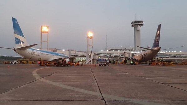 Avión de la Fuerza Aérea sufre desperfecto al despegar en aeropuerto