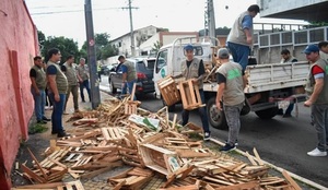 Municipalidad retira cajas usadas por cuidacoches en Asunción