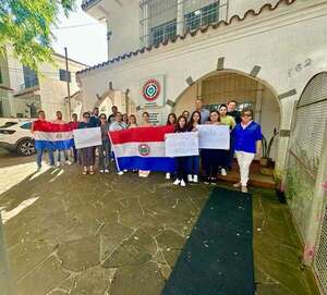 Brasil: paraguayos residentes en Porto Alegre se manifiestan ante el inminente cierre del consulado - Nacionales - ABC Color