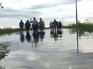 Pobladores de Laguna Itá, Otazú y Ciervo Blanco  marchan 15 Km por agua para exigir camino de todo tiempo - Nacionales - ABC Color