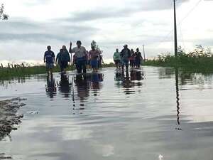 Pobladores de Laguna Itá, Otazú y Ciervo Blanco marchan 15 Km por agua para exigir camino de todo tiempo - Nacionales - ABC Color