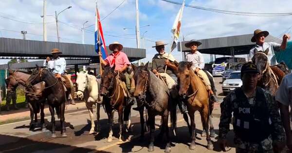 La Nación / Llegaron al país los jinetes uruguayos que venían por Formosa
