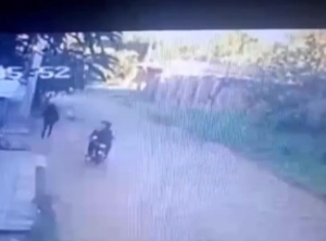 (VIDEO)Profe fue brutalmente atacada por motochorros