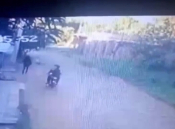 (VIDEO)Profe fue brutalmente atacada por motochorros