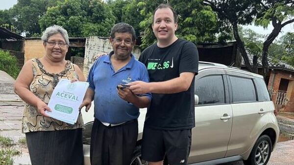 Regaló auto a sus padres como agradecimiento