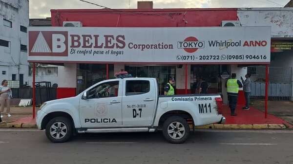 Rompieron el blindex para hurtar objetos de valor de un local en el microcentro de Encarnación - Policiales - ABC Color