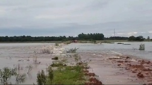 Rescatan a hombre arrastrado por el desborde de un arroyo en Itapúa - Noticias Paraguay