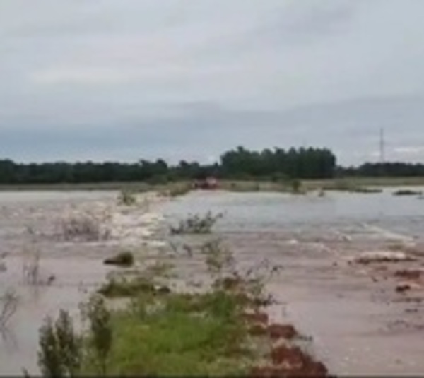 Rescatan a hombre arrastrado por el desborde de un arroyo en Itapúa - Paraguay.com