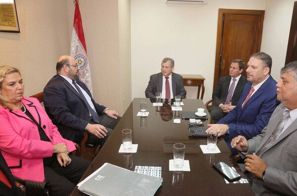 Ministro Eugenio Jiménez R. recibió a representantes del Coadem y del Cap