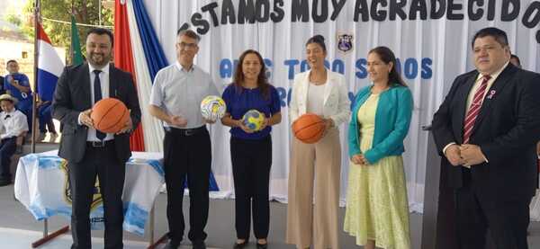 Municipalidad inauguró tinglado con pista deportiva en Escuela Básica N° 710 - Radio Imperio 106.7 FM