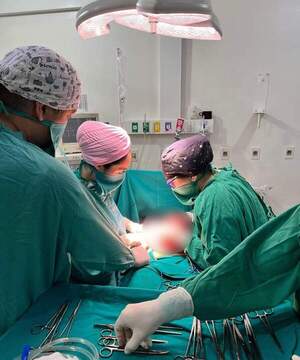 Exitosa operación en el HRC: Extraen tumor de 23 kilogramos a paciente de 43 años.