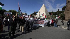 Momentos de tensión entre manifestantes pro Palestina y la comunidad judía en Roma y Milán