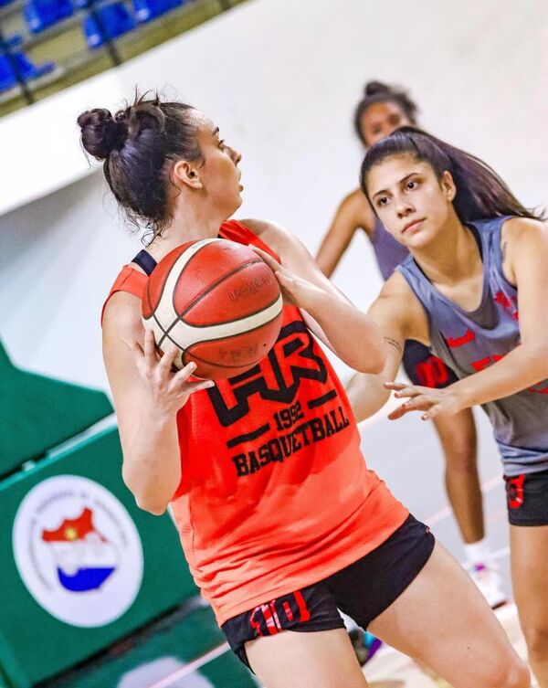 Félix Pérez Cardozo se prepara para el debut en Liga Sudamericana Femenina de Básquet