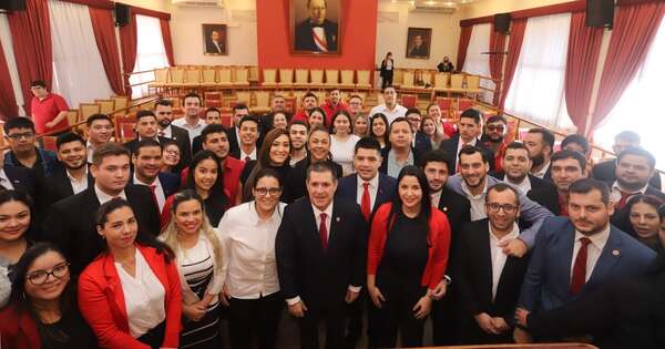 La Nación / Tras reunión con jóvenes, titular de la ANR habilitó oficina del ex Diario Patria