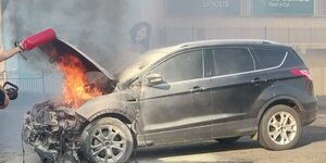 Camioneta se incendia en el estacionamiento de un local en CDE