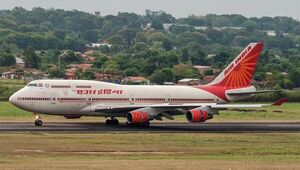 B747-400 de Air India se despide ondeando las alas