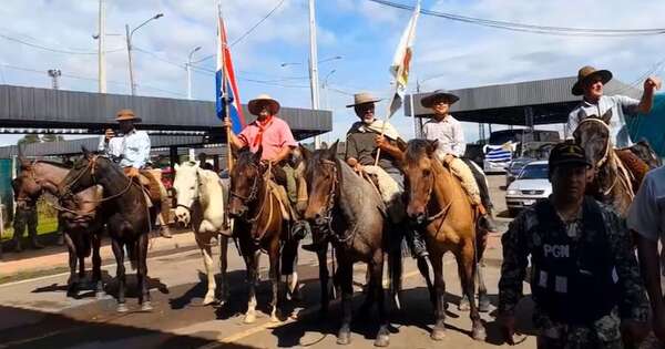 La Nación / Jinetes uruguayos que venían por Formosa llegaron al país