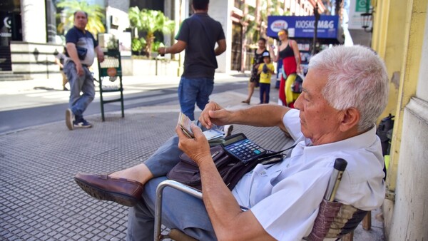 Dólar sigue fuerte, pese a inyecciones del Banco Central